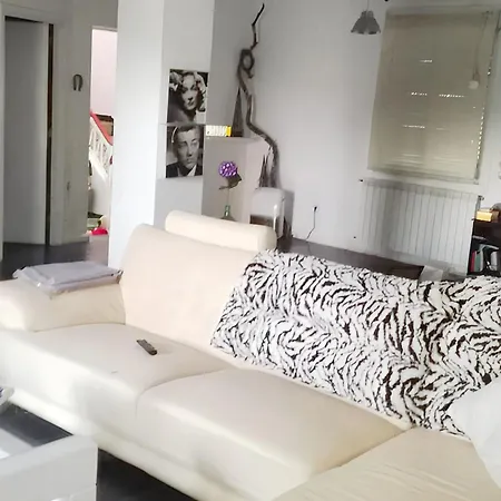 Comfortable In Porrino: 90 M² Charming Garden Lägenhet *